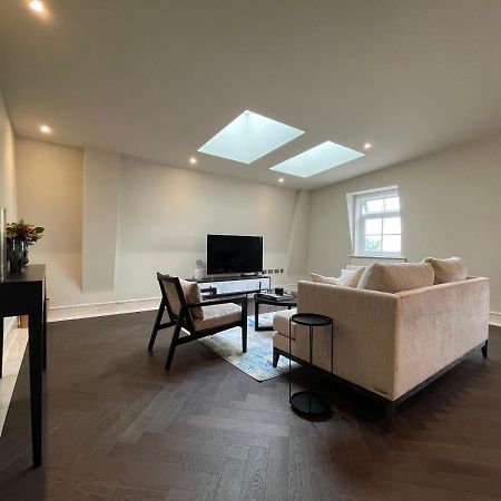 Luxurious, 2 Bed, 2 Bath Penthouse Apartment In Highly Desirable Chigwell Chcl F8 Kültér fotó