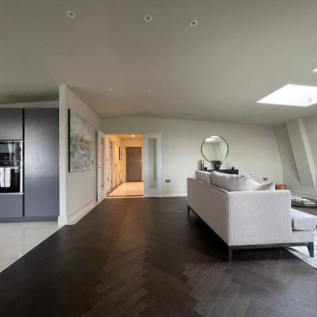 Luxurious, 2 Bed, 2 Bath Penthouse Apartment In Highly Desirable Chigwell Chcl F8 Kültér fotó