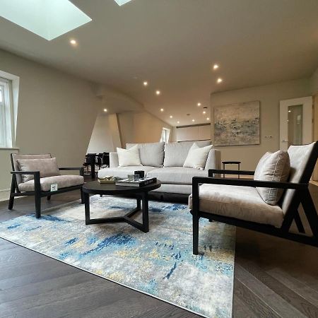 Luxurious, 2 Bed, 2 Bath Penthouse Apartment In Highly Desirable Chigwell Chcl F8 Kültér fotó