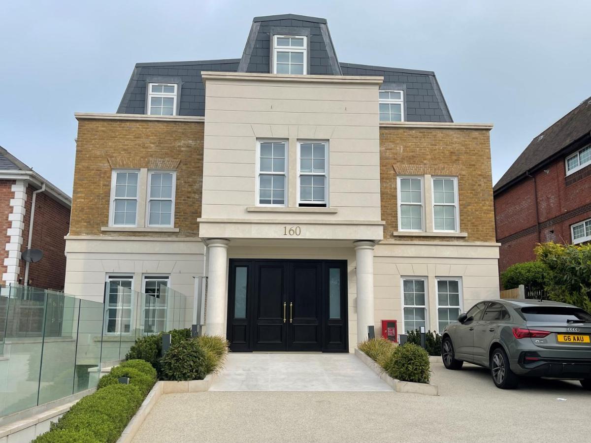Luxurious, 2 Bed, 2 Bath Penthouse Apartment In Highly Desirable Chigwell Chcl F8 Kültér fotó