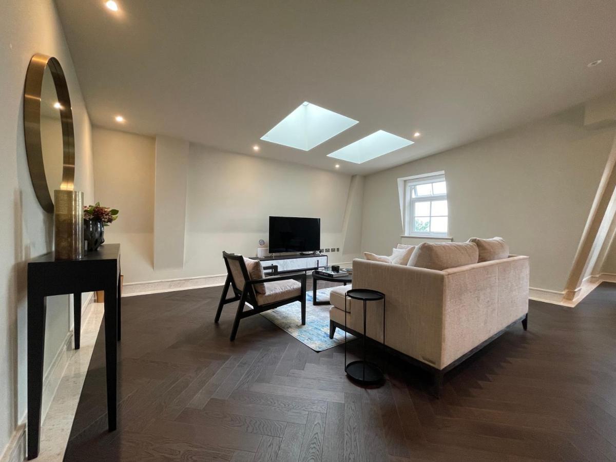 Luxurious, 2 Bed, 2 Bath Penthouse Apartment In Highly Desirable Chigwell Chcl F8 Kültér fotó
