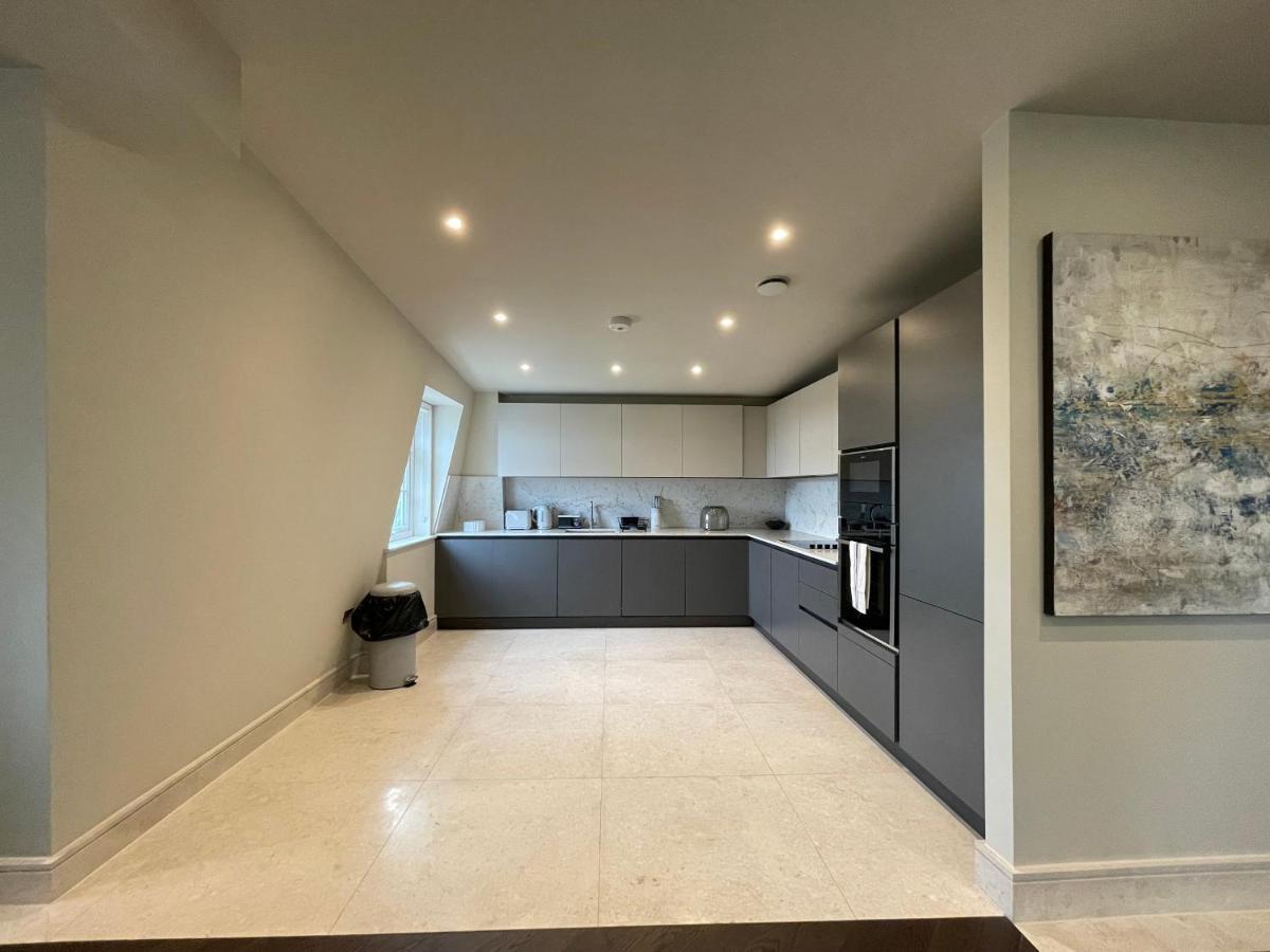 Luxurious, 2 Bed, 2 Bath Penthouse Apartment In Highly Desirable Chigwell Chcl F8 Kültér fotó