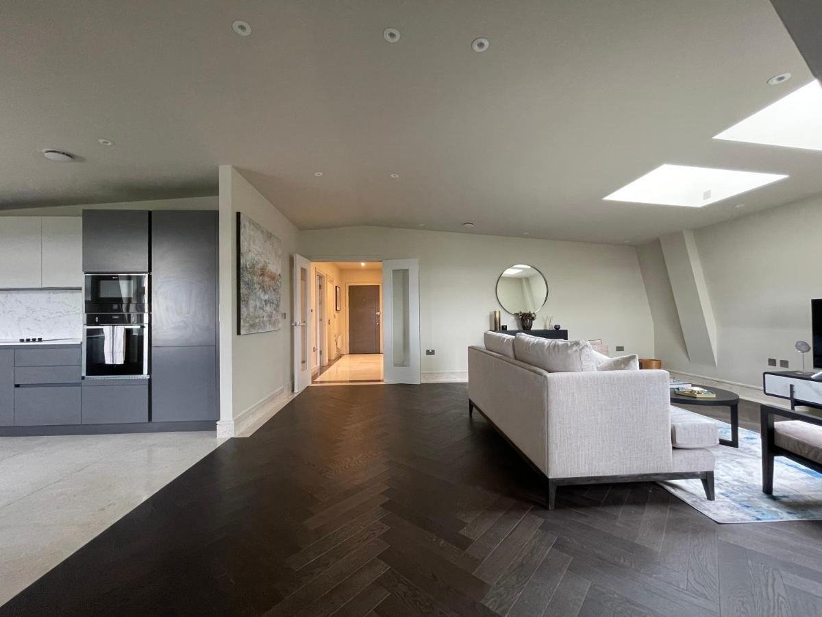 Luxurious, 2 Bed, 2 Bath Penthouse Apartment In Highly Desirable Chigwell Chcl F8 Kültér fotó