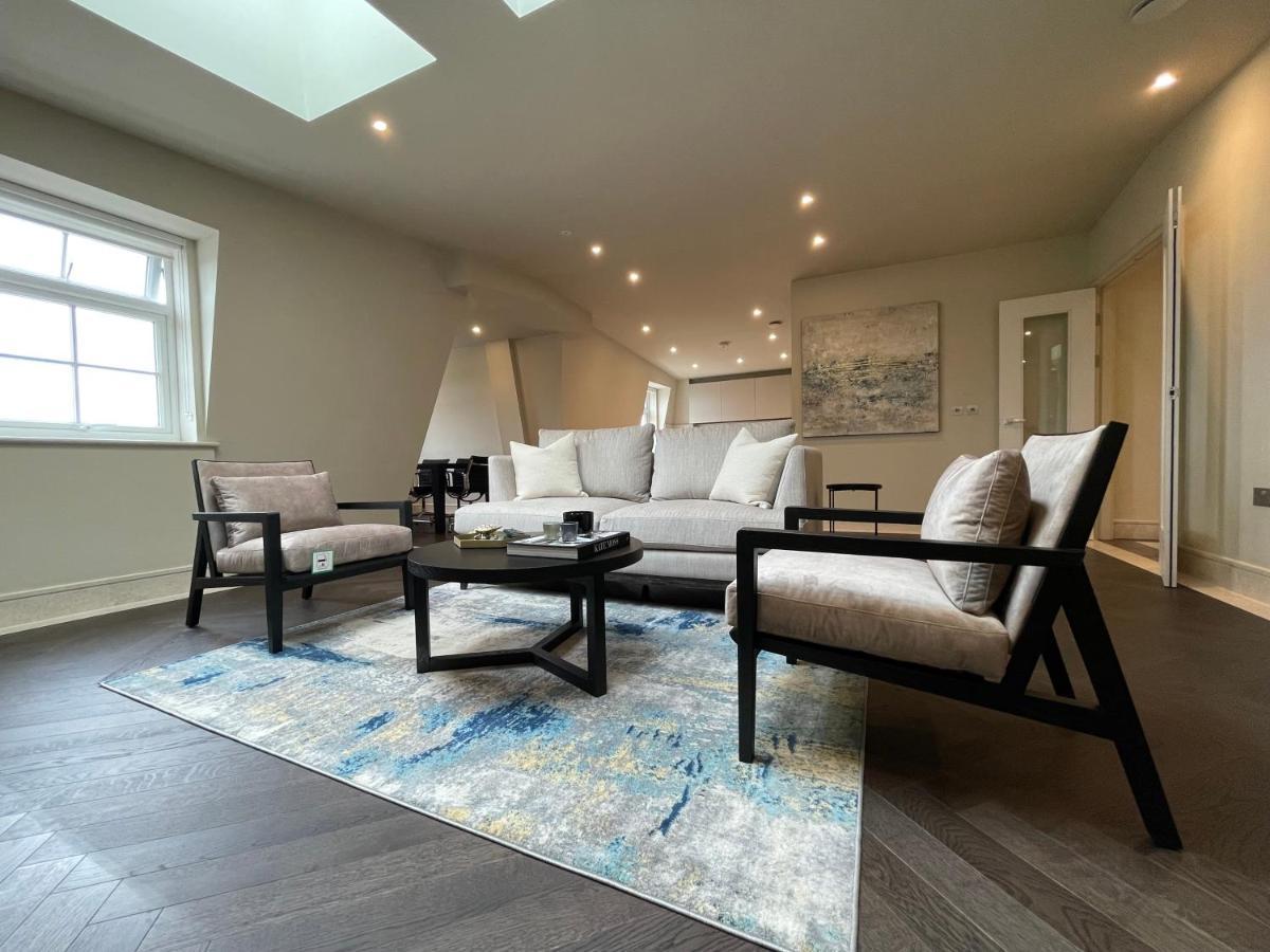 Luxurious, 2 Bed, 2 Bath Penthouse Apartment In Highly Desirable Chigwell Chcl F8 Kültér fotó