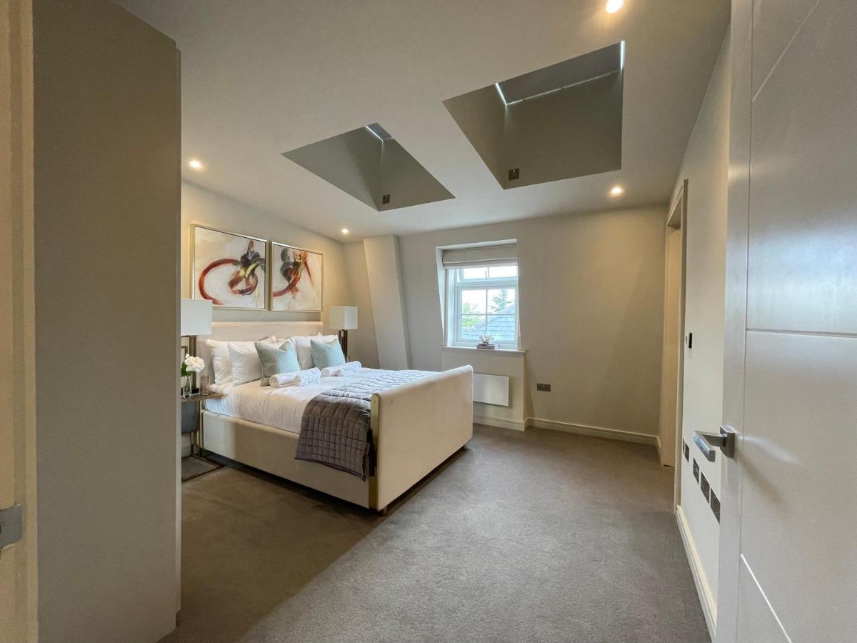 Luxurious, 2 Bed, 2 Bath Penthouse Apartment In Highly Desirable Chigwell Chcl F8 Kültér fotó