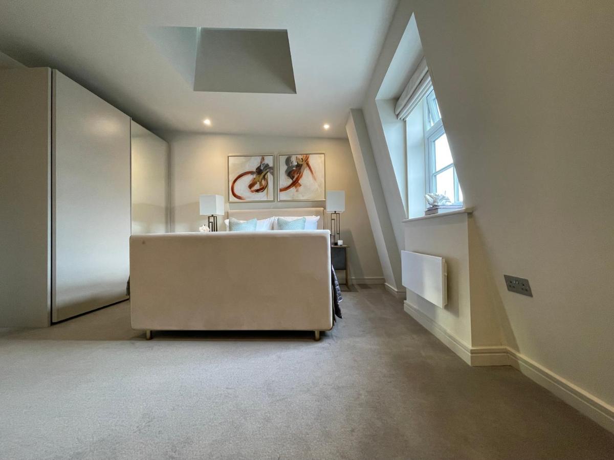 Luxurious, 2 Bed, 2 Bath Penthouse Apartment In Highly Desirable Chigwell Chcl F8 Kültér fotó