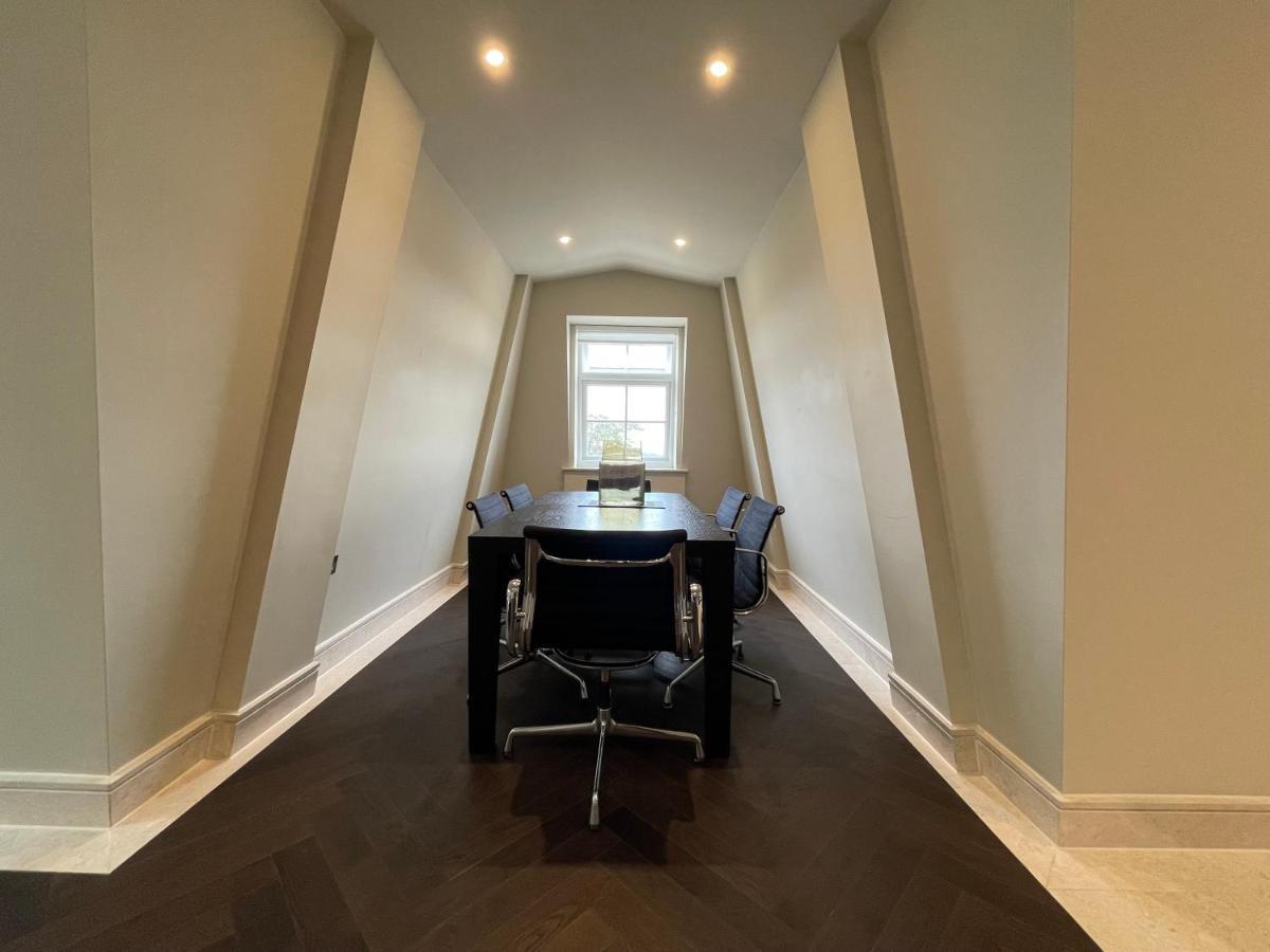 Luxurious, 2 Bed, 2 Bath Penthouse Apartment In Highly Desirable Chigwell Chcl F8 Kültér fotó