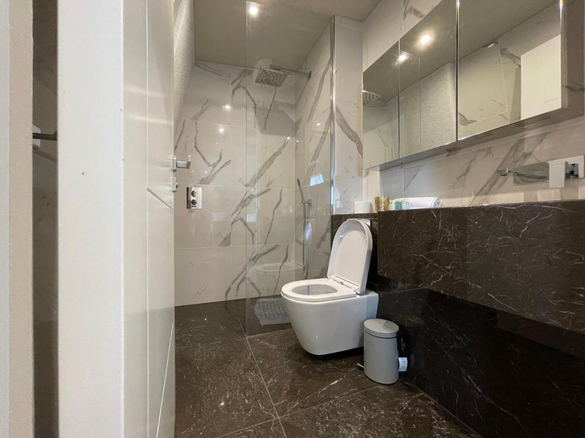 Luxurious, 2 Bed, 2 Bath Penthouse Apartment In Highly Desirable Chigwell Chcl F8 Kültér fotó