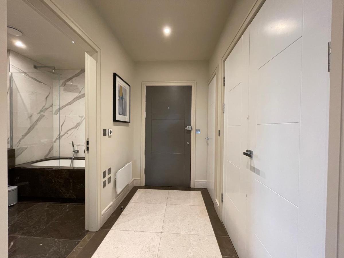Luxurious, 2 Bed, 2 Bath Penthouse Apartment In Highly Desirable Chigwell Chcl F8 Kültér fotó