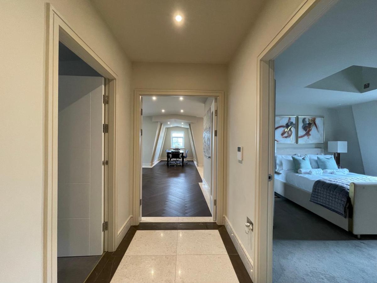 Luxurious, 2 Bed, 2 Bath Penthouse Apartment In Highly Desirable Chigwell Chcl F8 Kültér fotó