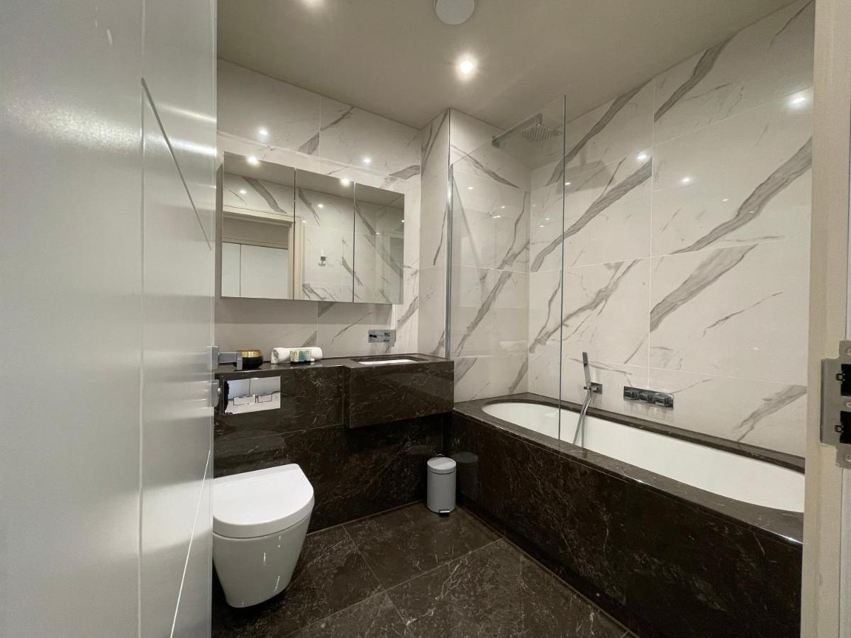 Luxurious, 2 Bed, 2 Bath Penthouse Apartment In Highly Desirable Chigwell Chcl F8 Kültér fotó
