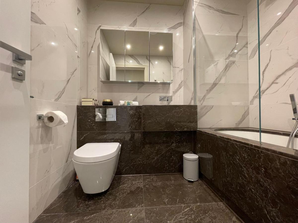 Luxurious, 2 Bed, 2 Bath Penthouse Apartment In Highly Desirable Chigwell Chcl F8 Kültér fotó
