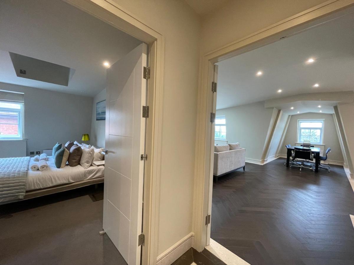 Luxurious, 2 Bed, 2 Bath Penthouse Apartment In Highly Desirable Chigwell Chcl F8 Kültér fotó