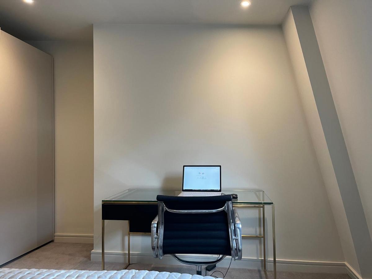 Luxurious, 2 Bed, 2 Bath Penthouse Apartment In Highly Desirable Chigwell Chcl F8 Kültér fotó