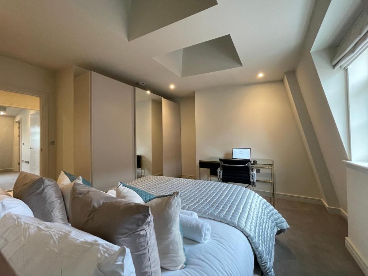 Luxurious, 2 Bed, 2 Bath Penthouse Apartment In Highly Desirable Chigwell Chcl F8 Kültér fotó