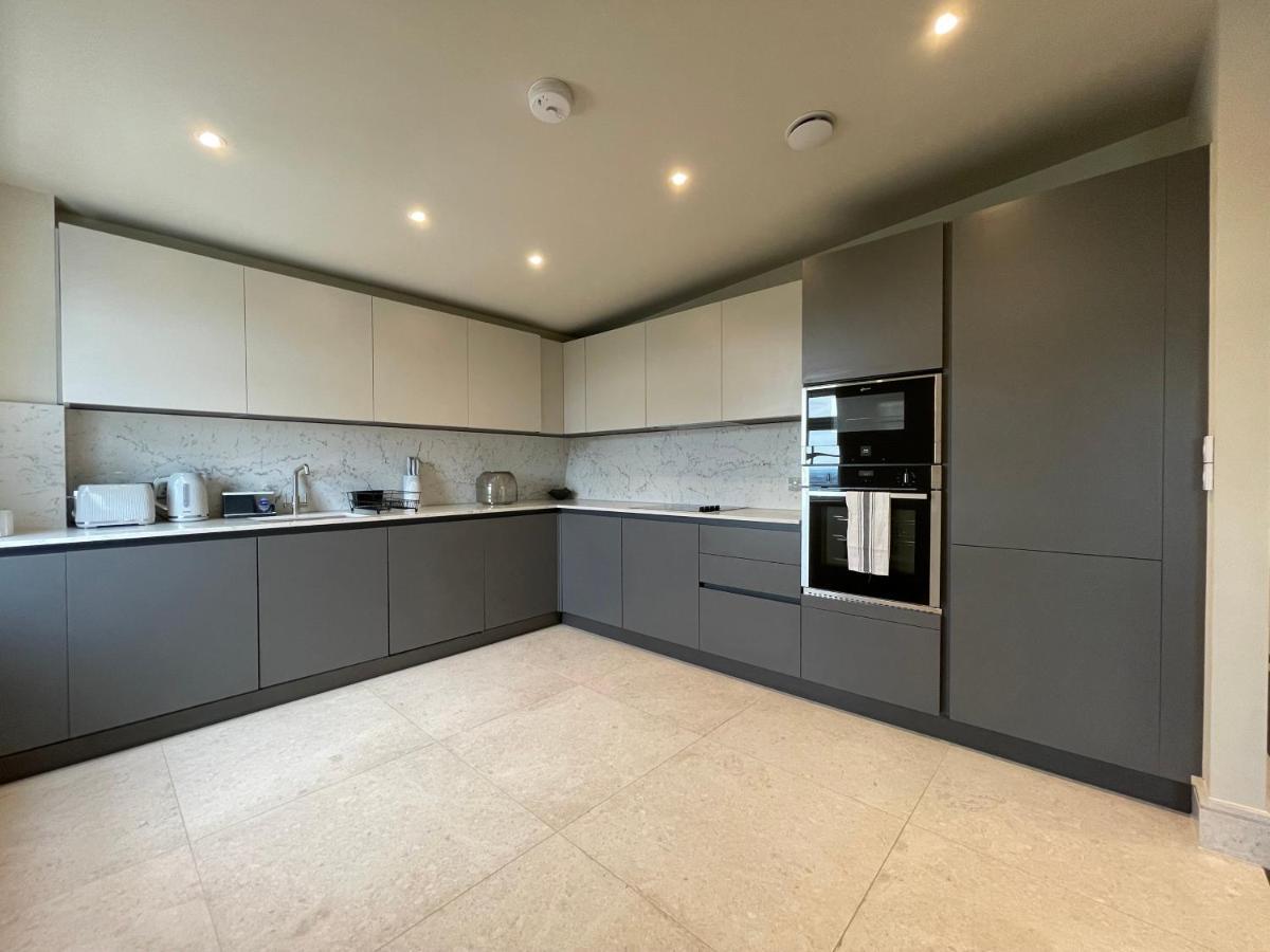 Luxurious, 2 Bed, 2 Bath Penthouse Apartment In Highly Desirable Chigwell Chcl F8 Kültér fotó