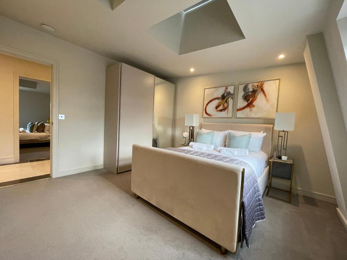 Luxurious, 2 Bed, 2 Bath Penthouse Apartment In Highly Desirable Chigwell Chcl F8 Kültér fotó