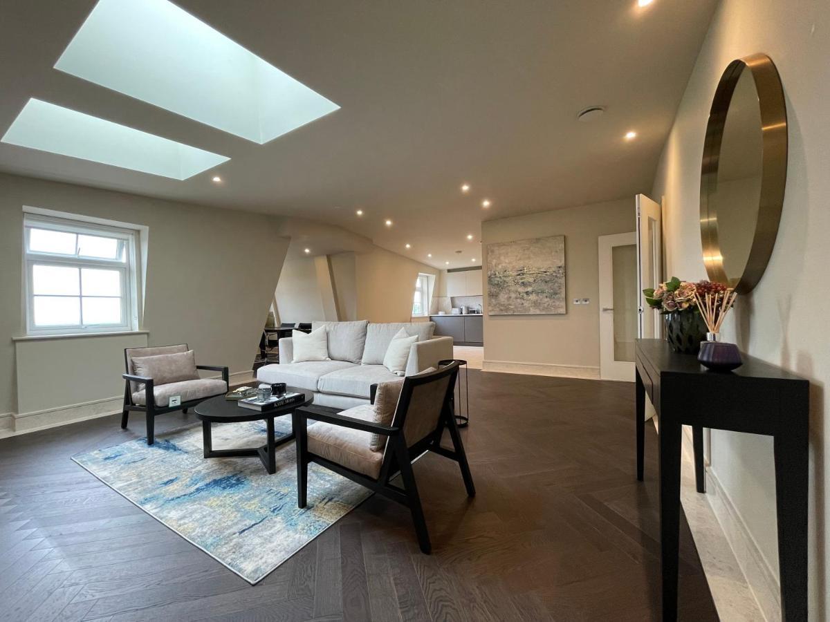 Luxurious, 2 Bed, 2 Bath Penthouse Apartment In Highly Desirable Chigwell Chcl F8 Kültér fotó